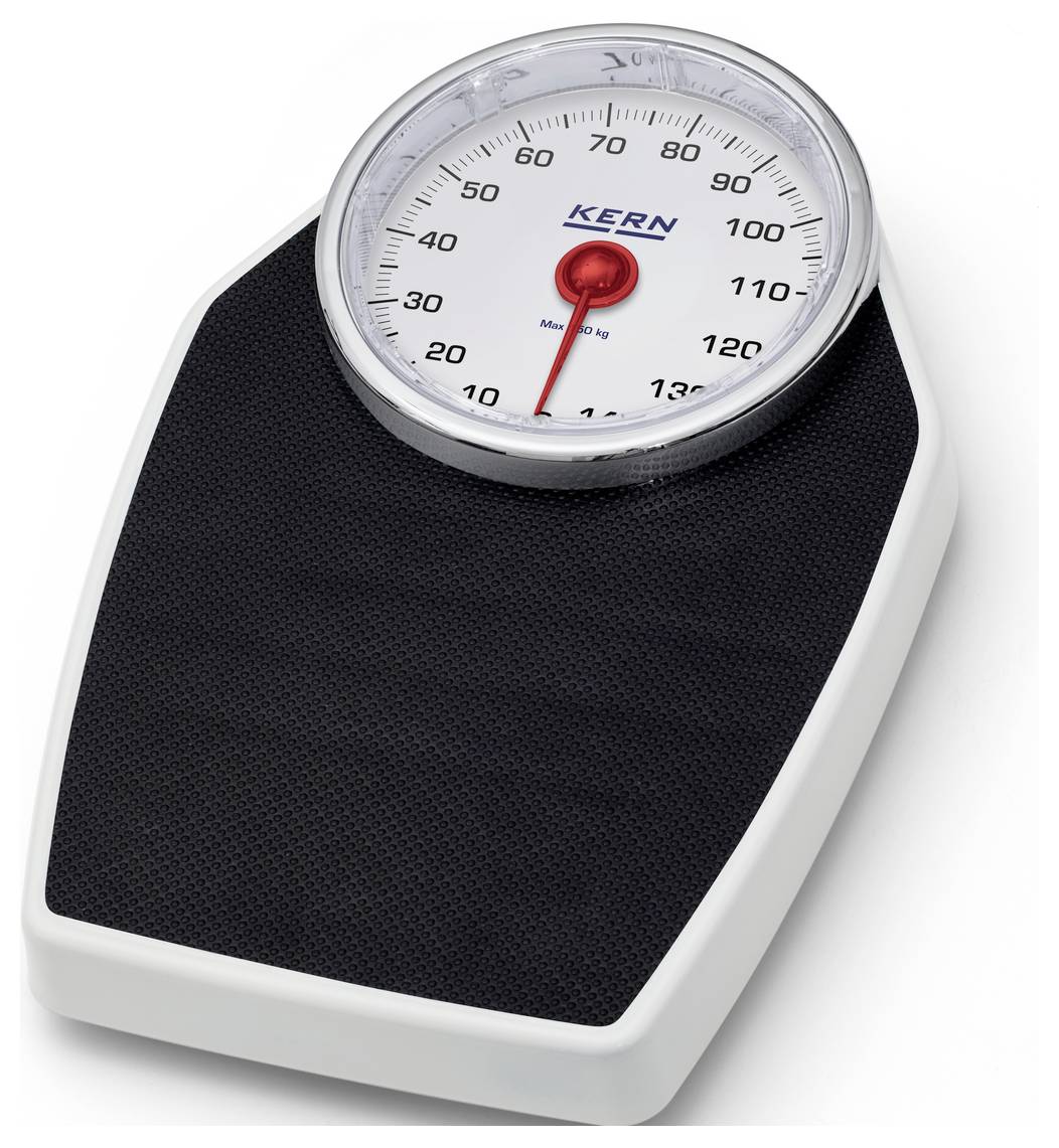 Eine analoge Personenwaage mit einem roten Zeiger, der auf etwa 70 Kilogramm zeigt. Die Waage hat eine schwarze Trittfläche und ein weißes Gehäuse.