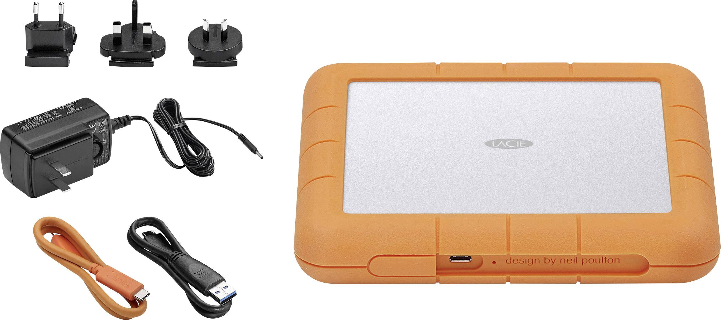 Externe orangefarbene Festplatte mit robustem Gehäuse, neben Adapteraufsätzen, Netzteil und USB-Kabel. Ideal für Datenspeicherung.
