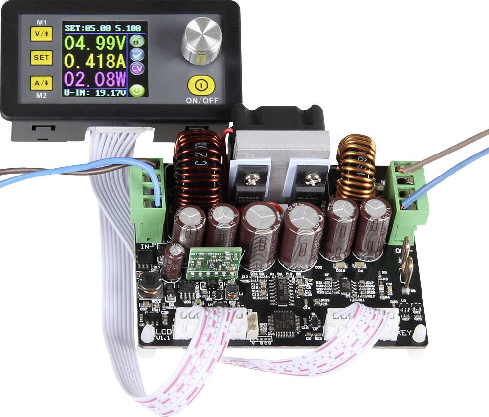 Elektronische Schaltung mit Anzeige und Regler. Zeigt Spannung, Stromstärke und Leistung an. Verbindungen sind sichtbar.