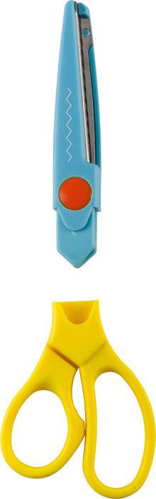 Eine blaue Schnittschere mit runder roter Taste und eine gelbe Kinderschere mit abgerundeten Spitzen liegen nebeneinander.