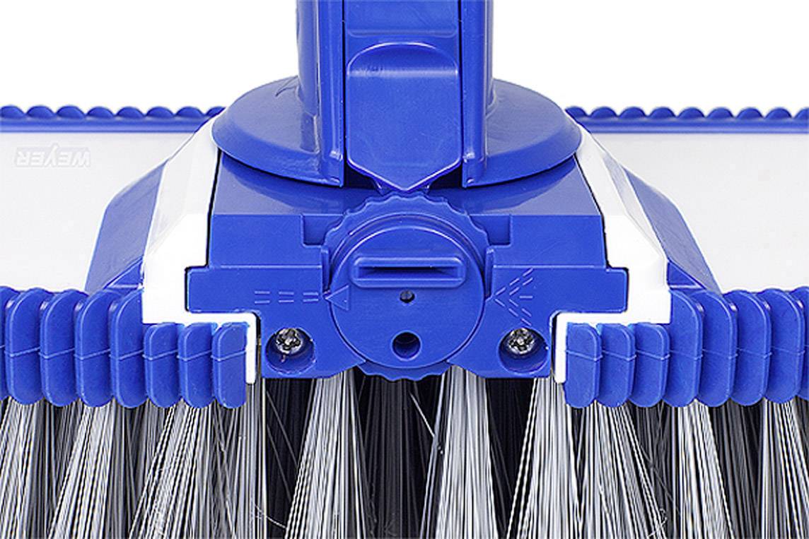Blauer Poolbürstenkopf mit weißen Borsten, geeignet für die Reinigung von Pools. Vorderansicht zeigt die Befestigungsmöglichkeit.