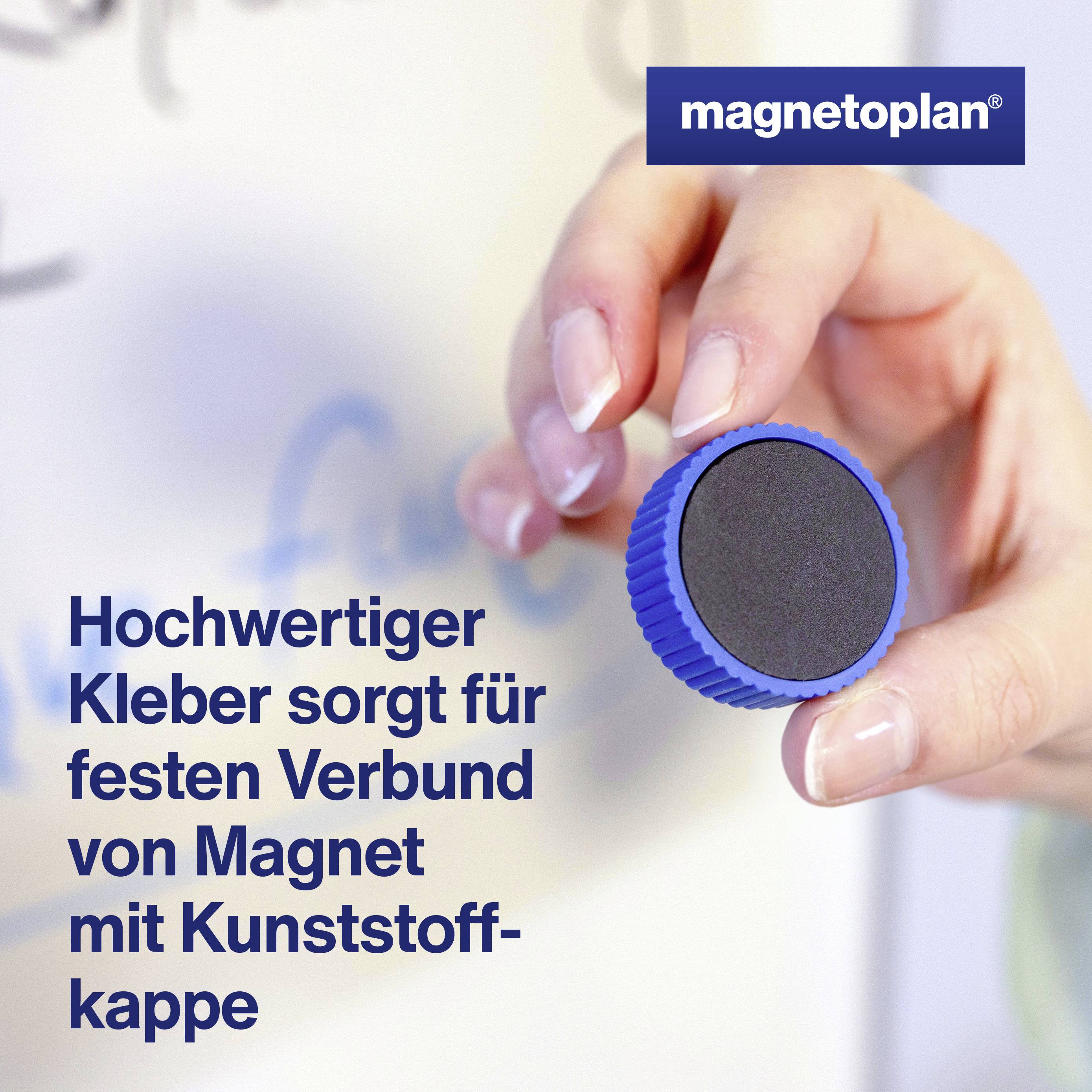 Eine Hand hält einen runden Magnet mit Kunststoffkappe vor einem Whiteboard. Der Text besagt 'Hochwertiger Kleber sorgt für Verbund mit Kunststoffkappe'.