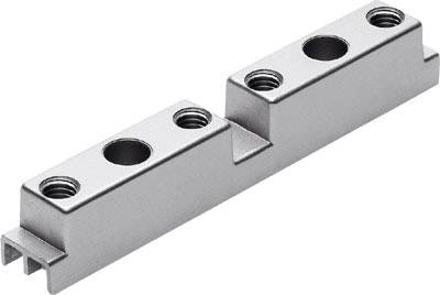 Metallischer Montagewinkel mit mehreren Befestigungslöchern, möglicherweise für industrielle oder mechanische Anwendungen geeignet.