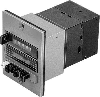 Stromzähler mit Zählwerk und Anschlüssen, montierbar in Schalttafeln, zur Messung von elektrischem Verbrauch in industriellen Anwendungen.