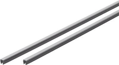 Zwei lange, graue Metallstangen liegen parallel zueinander auf einem weißen Hintergrund.