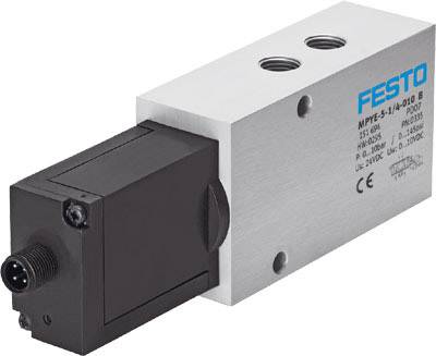 Ein elektrisches Ventil der Marke Festo, Modell MPE solenoid valve, mit silbernem Gehäuse und schwarzen Anschluss, zeigt technische Details.