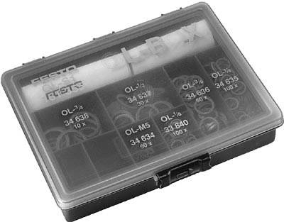 Transparente Plastikbox mit mehreren Fächern, beschriftet mit verschiedenen Größen von O-Ringen, Marke 'Festo' sichtbar.