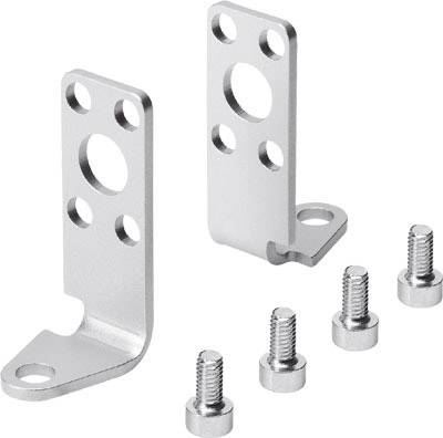 Zwei silberne Metallwinkel mit mehreren Löchern, begleitet von fünf Schrauben. Möglicherweise Befestigungsmaterial für mechanische Verbindungen.