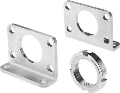 Drei Metallkomponenten: zwei rechteckige Platten mit runden Löchern und mehreren Schrauböffnungen, und ein kreisförmiger Schraubring.