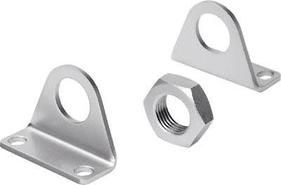 Metallwinkelhalterungen mit Bohrungen, daneben eine Sechskantmutter. Alle Teile sind aus silbrigem Metall gefertigt.
