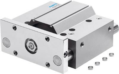 Silberner pneumatischer Zylinder mit rechteckiger Basis und Befestigungselementen, markiert mit 'Festo' Logo auf der Oberseite.