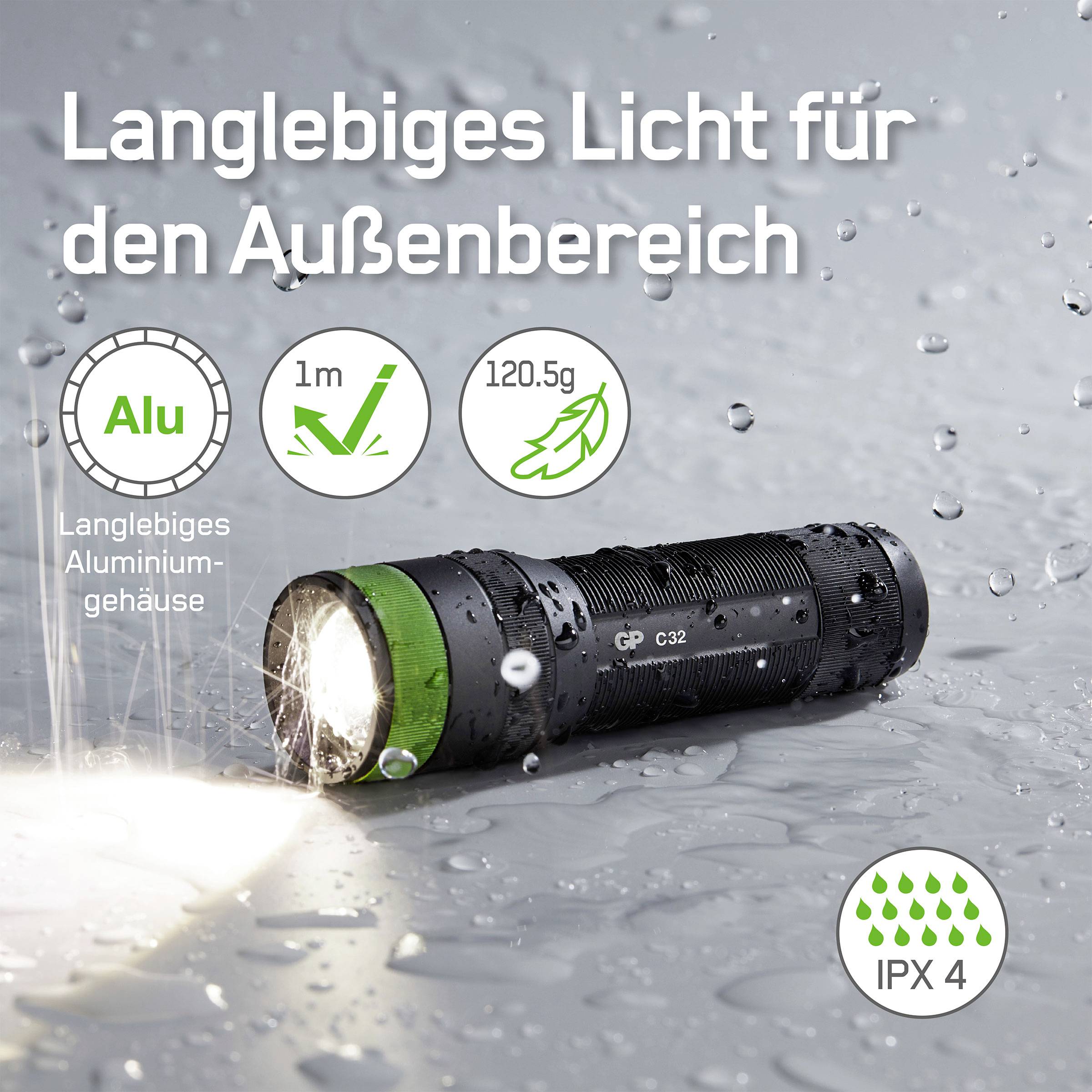 Taschenlampe auf nasser Oberfläche mit Text: Langlebiges Licht für den Außenbereich. Alu-Gehäuse, 1m Sturzsicher, 120,5g, IPX4.