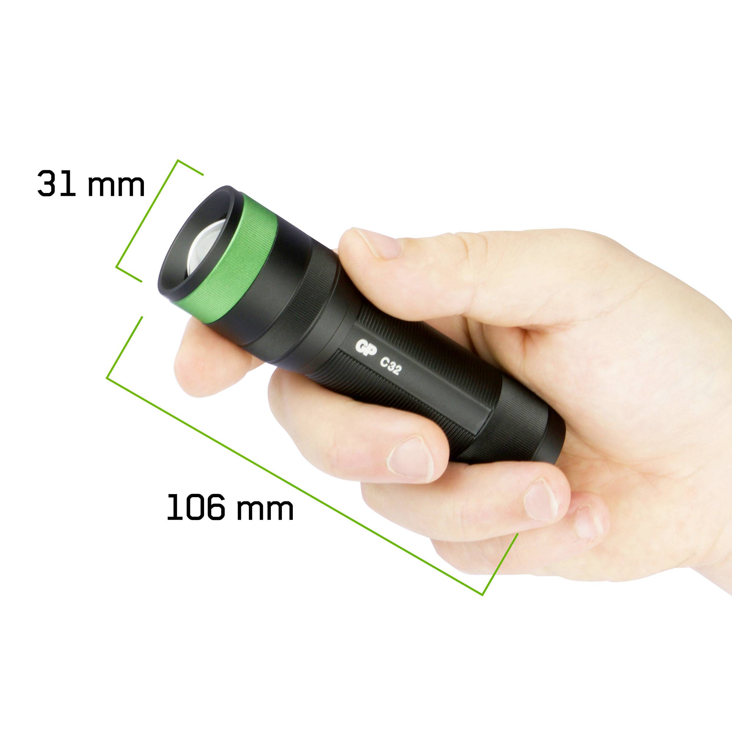 Eine Hand hält eine schwarze Taschenlampe mit grünen Akzenten. Der Durchmesser des Lampenkopfs beträgt 31 mm, die Länge 106 mm.