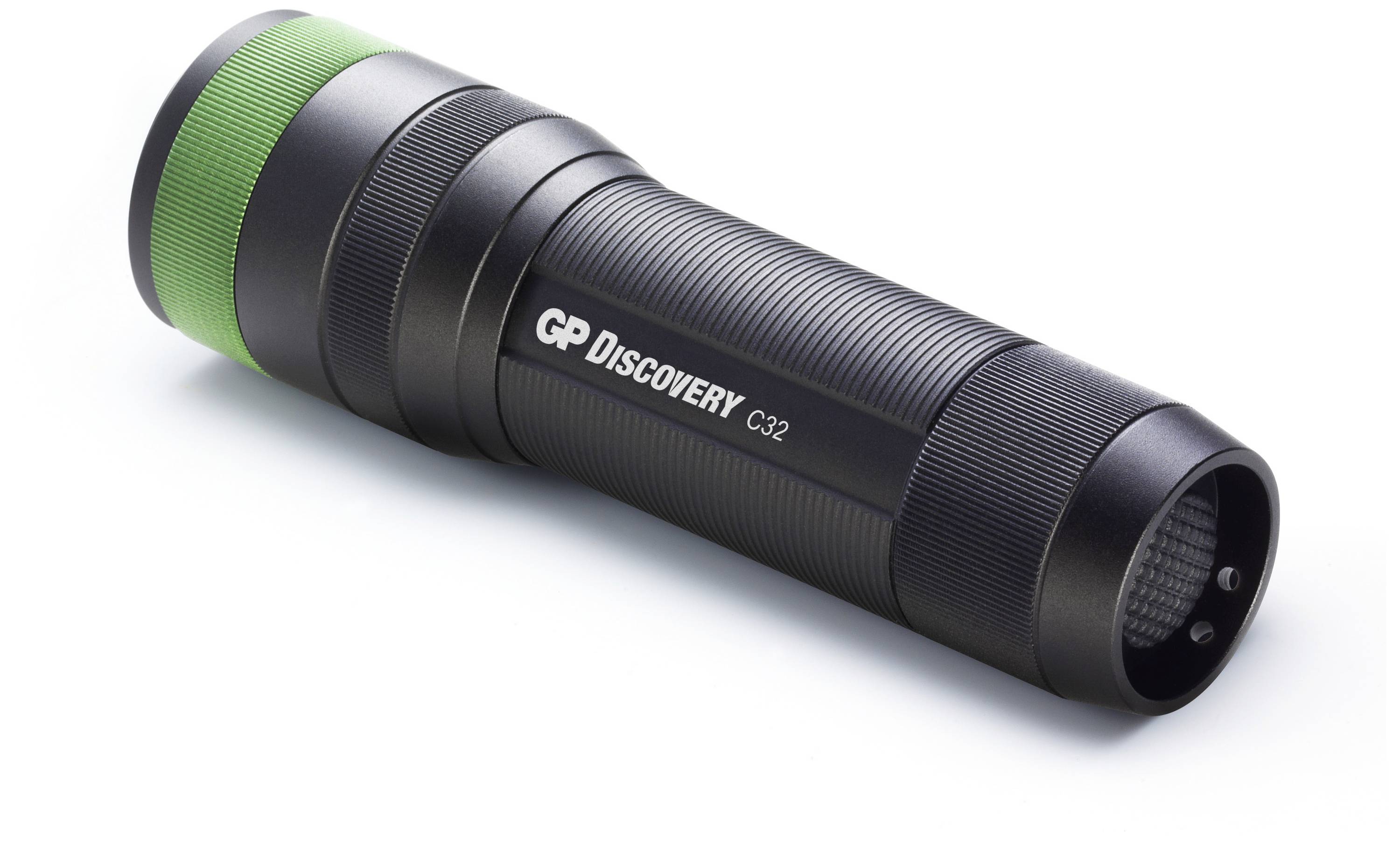 Eine schwarze Taschenlampe mit grünem Ring und der Aufschrift 'GP Discovery C32' liegt auf einem weißen Hintergrund.