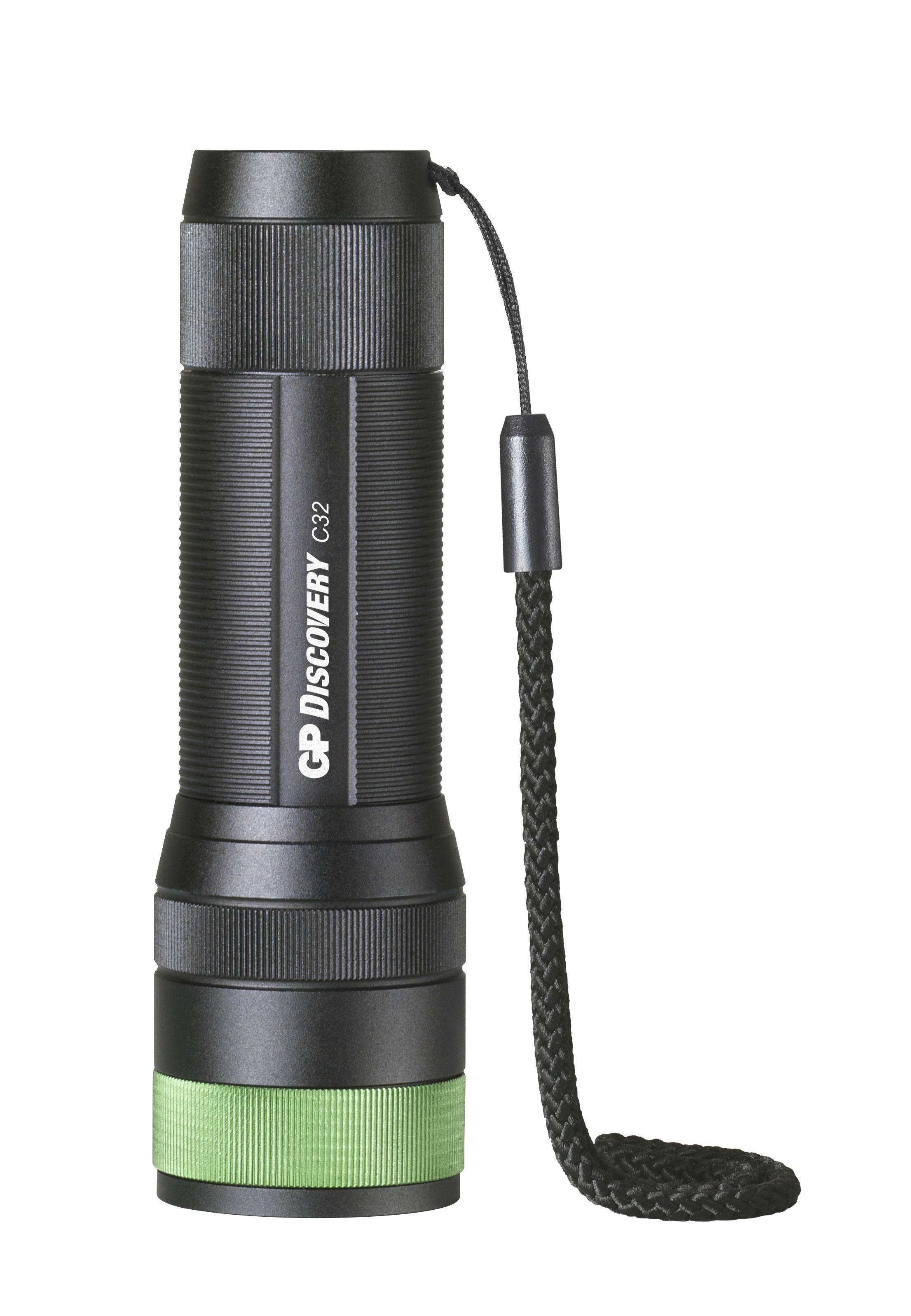 Schwarze Taschenlampe mit grünem Ring unten und Trageschlaufe seitlich. Markierung 'GP Discovery C32'.