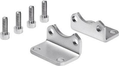 Zwei silberne Metallhalterungen mit je vier Bohrlöchern, begleitet von vier silbernen Schrauben; verwendet für die Montage oder Befestigung.