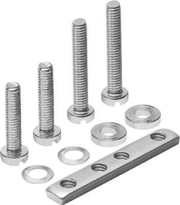 Vier Metallschrauben mit passenden Unterlegscheiben und eine Metallleiste mit vier Löchern zur Befestigung oder Montage.