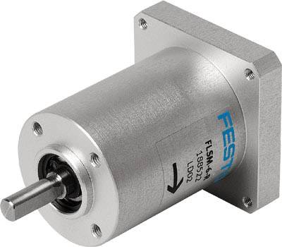 Ein silberner Elektromotor mit vier Schraubenlöchern, einer herausragenden Welle und der Aufschrift 'Festo FLSM-4'.