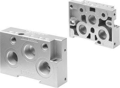 Zwei silberne Metallbauteile mit runden Öffnungen und markanten Kanten. Sie sind zylindrisch und quadratisch, wahrscheinlich Maschinenteile.