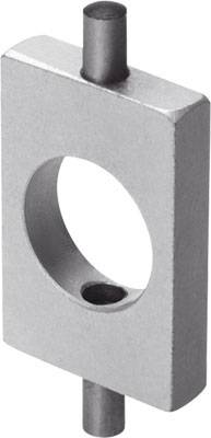 Metallblock mit zwei zylindrischen Stiften, oben und unten. Ein Loch in der Mitte des Blocks. Technisches Bauteil.