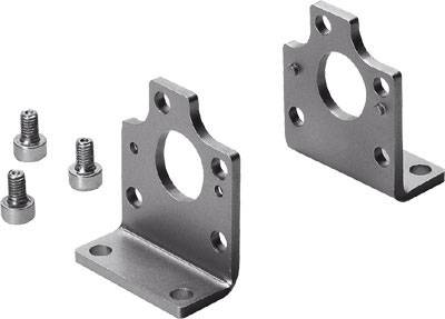 Vier silberne Metallwinkel mit Löchern, vermutlich zur Befestigung von Komponenten an Maschinen oder anderen Strukturen. Links daneben vier zugehörige Schrauben.