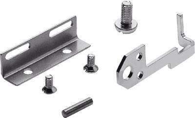 Metallteile einer Montagehalterung, einschließlich Winkel, Schrauben und Stangen, auf weißem Hintergrund.