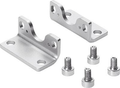 Zwei silberne Metall-Winkelhalterungen mit mehreren Schraublöchern und fünf passenden Schrauben, vermutlich zur Montage geeignet.