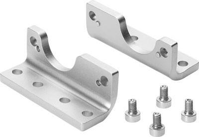 Zwei silberne Metallwinkel mit mehreren Bohrungen und fünf passenden Schrauben. Geeignet für Montage- oder Befestigungszwecke.