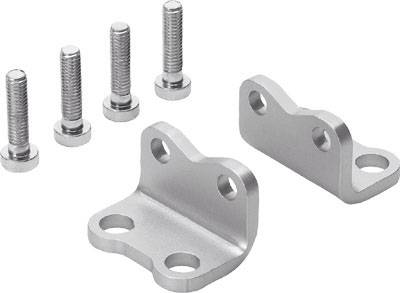 Montagesatz mit zwei flachen Metallwinkeln und fünf passenden Schrauben zur Befestigung an Oberflächen.