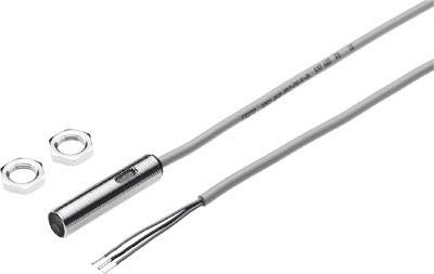 Zylindrischer Näherungssensor mit Anschlusskabel und zwei Befestigungsmuttern. Geeignet für präzise Positionserkennung in industriellen Anwendungen.