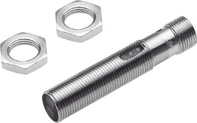 Ein metallischer Gewindebolzen mit zwei Sechskantmuttern, geeignet für mechanische Verbindungen und Befestigungen.