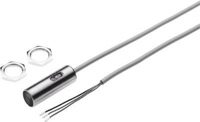 Zylindrischer Metall-Näherungssensor mit Kabel und Drahtenden, zwei Muttern zur Befestigung. Sensor zur Objekterkennung in industriellen Anwendungen.