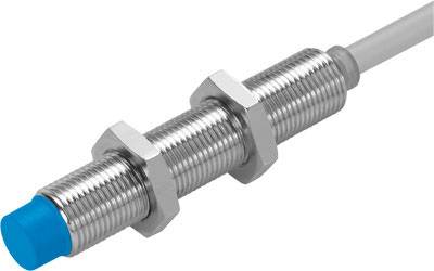 Ein zylindrischer, metallischer Näherungssensor mit blauer Spitze und Schraubgewinde, zur Erkennung von Objekten in industriellen Anwendungen.