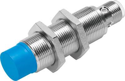 Ein zylindrischer Sensor mit einem blauen Kopf und metallischem, geripptem Gehäuse. Er hat zwei Befestigungsmuttern und einen Anschluss am Ende.