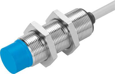 Ein zylindrischer Induktivsensor aus Metall mit blauer Kunststoffspitze und Schraubgewinde, an einem Kabel befestigt.