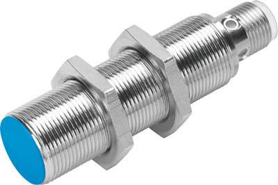 Ein zylindrischer Näherungssensor aus Metall mit blauem Kopf und Schraubgewinde, verwendet in industriellen Anwendungen.