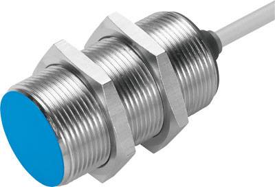 Ein zylindrischer Metallnäherungssensor mit blauer Kappe und Anschlusskabel, häufig in Industrieanwendungen verwendet.