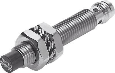 Silberner metallischer Pneumatikzylinder mit geripptem Schaft, Schraubring und einem schwarzen Kappenende, auf einem weißen Hintergrund.