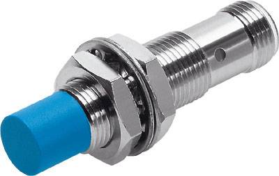 Metallsensor mit blauer Kunststoffspitze, zylindrische Form, Gewinde und Muttern für die Montage, verwendet in industriellen Anwendungen.