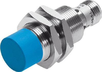 Ein zylindrischer Sensor mit blauem Kopf, vermutlich ein Näherungssensor, aus Metall mit Gewinde und sechskantiger Befestigungsmutter.