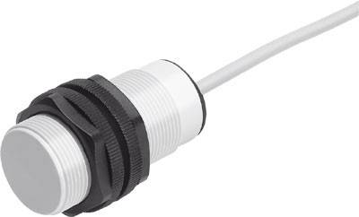 Ein bescheidener zylindrischer Sensor mit Kabelanschluss, weißem Gehäuse und schwarzen Befestigungselementen, möglicherweise für industrielle Anwendungen.