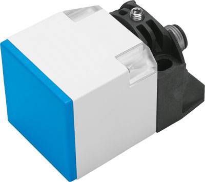 Ein rechteckiger Sensor in Weiß und Blau mit schwarzer Basis und Metall-Verbindung, möglicherweise für industrielle Anwendungen.