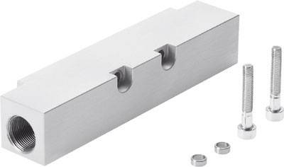 Rechteckiger Metallblock mit zwei Schraublöchern und Innengewinde, neben zwei Schrauben und Unterlegscheiben, auf weißem Hintergrund.