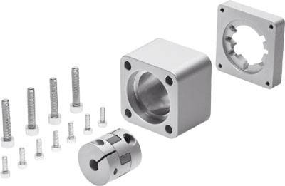 Metallteile und Schrauben eines Befestigungssets für mechanische Anwendungen, bestehend aus einem Winkel, einer Kupplung und mehreren Schrauben.