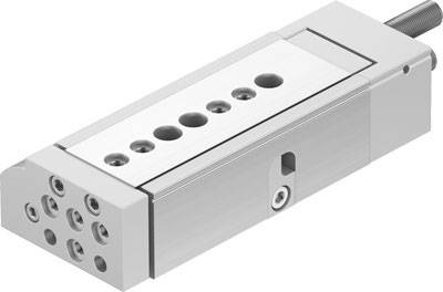 Ein silberner pneumatischer Schlittenzylinder, rechteckig, mit mehreren Bohrungen auf der Oberseite; verwendet in industriellen Anwendungen.