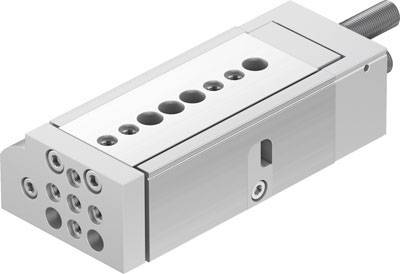 Silberfarbener, rechteckiger pneumatischer Schlittenzylinder mit mehreren Anschlussbohrungen und einem Befestigungsgewinde an der Seite.
