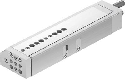 Ein rechteckiger Pneumatikzylinder mit mehreren Öffnungen und Befestigungspunkten, geeignet für maschinelle Anwendungen.