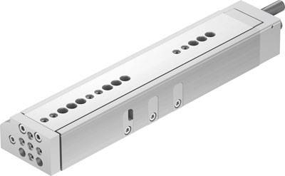 Ein silberfarbener pneumatischer Zylinder mit mehreren Anschlüssen und Löchern, verwendet zur präzisen Steuerung von Bewegungen in Maschinen.