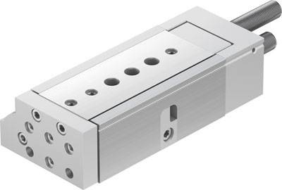 Eine silberne pneumatische Lineareinheit mit mehreren Befestigungslöchern, die präzise Bewegung in industriellen Anwendungen ermöglicht.