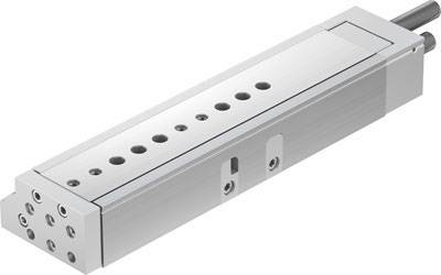 Silberner pneumatischer Linearantrieb mit mehreren Befestigungsbohrungen, ideal für präzise Bewegungssteuerung in industriellen Anwendungen.